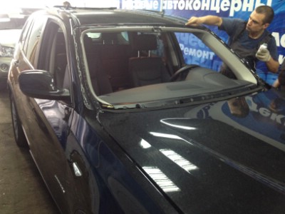Установка лобового стекла BMW X3 F25 5D 2013-2014
