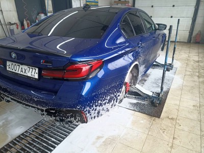 Установка лобового стекла BMW M5 -