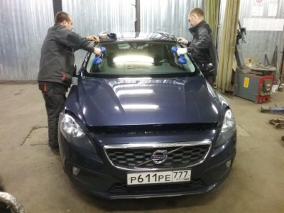 Установка лобового стекла Volvo V40 -