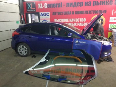 Установка лобового стекла Ford Focus III -
