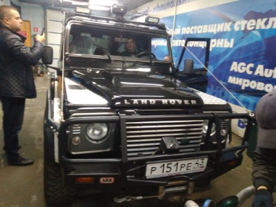 Установка лобового стекла  LAND ROVER DEFENDER 90-110 -