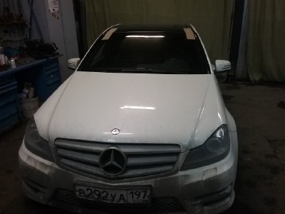 Установка лобового стекла Mercedes-Benz W204 -