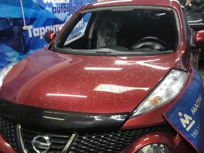 Установка лобового стекла Nissan Juke 2010-