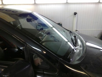 Установка автостекла Nissan Tiida 5D HB, 4D SED 2004-2014