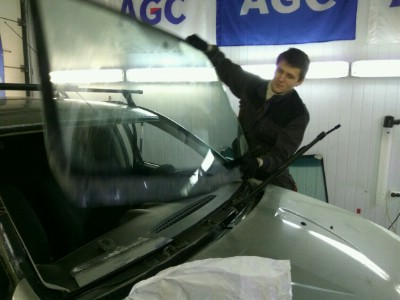 Установка лобового стекла Renault Sandero 5D HB 2007-2014