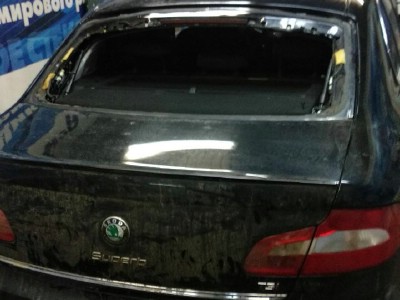 Установка заднего стекла Skoda Super B 5D HB 2008-