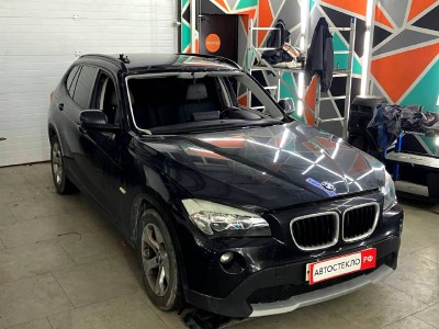 Установка лобового стекла BMW X1 -
