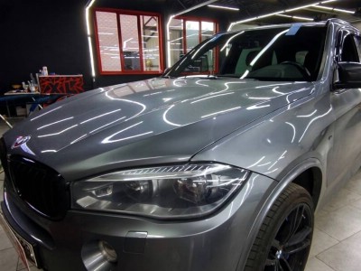 Установка лобового стекла BMW X5 2013-2018