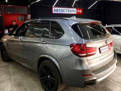 Установка лобового стекла BMW X5 2013-2018