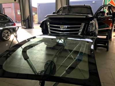 Установка лобового стекла Cadillac Escalade 2015-