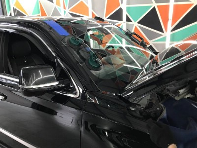 Установка лобового стекла Cadillac Escalade 2015-