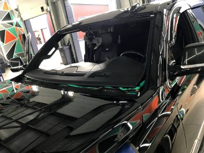 Установка лобового стекла Cadillac Escalade 2015-