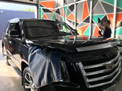 Установка лобового стекла Cadillac Escalade 2015-