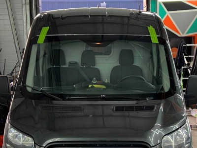 Установка лобового стекла Ford Transit -
