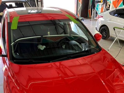 Установка лобового стекла Geely Coolray -