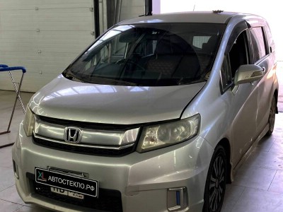 Установка лобового стекла Honda Spike -