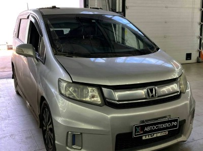 Установка лобового стекла Honda Spike -