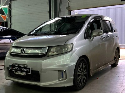 Установка лобового стекла Honda Spike -