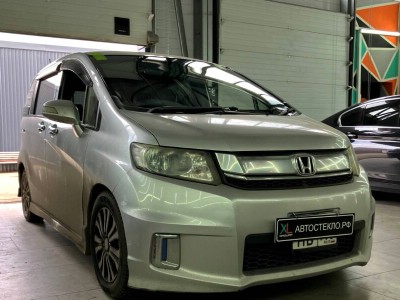 Установка лобового стекла Honda Spike -