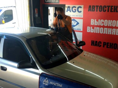 Установка лобового стекла Hyundai Accent 2006-2012