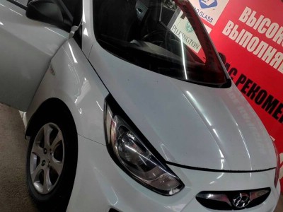 Установка лобового стекла Hyundai Solaris 2010-