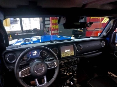 Установка лобового стекла Jeep Wrangler 2018-
