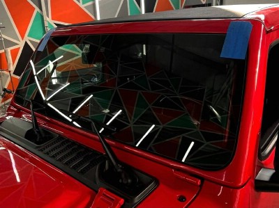 Установка лобового стекла Jeep Wrangler -