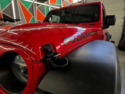 Установка лобового стекла Jeep Wrangler -