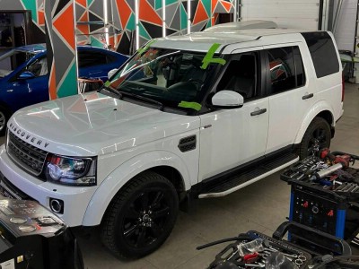 Установка лобового стекла Land Rover Discovery IV -