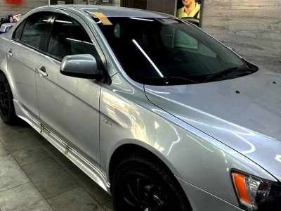 Установка лобового стекла Mitsubishi Lancer X -