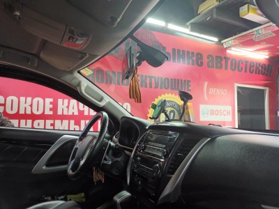 Установка лобового стекла Mitsubishi Pajero Sport 2015-