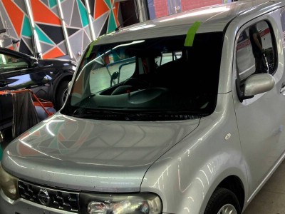Установка лобового стекла Nissan Cube -