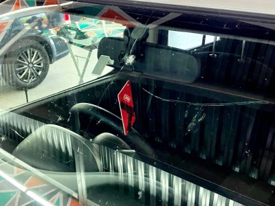 Установка лобового стекла Nissan Cube -