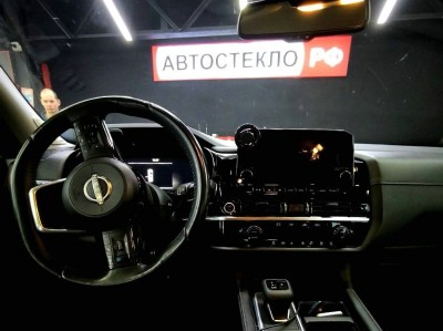 Установка лобового стекла Nissan Pathfinder 2021-2025