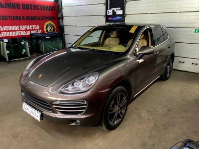 Установка лобового стекла Porsche Cayenne -