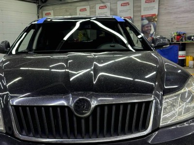 Установка лобового стекла Skoda Octavia A5 -