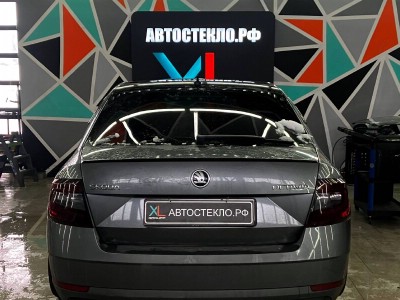 Установка лобового стекла Skoda Octavia A7 -