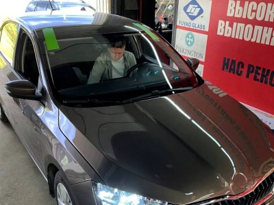 Установка лобового стекла Skoda Rapid -