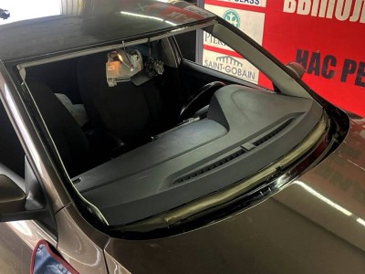 Установка лобового стекла Skoda Rapid -