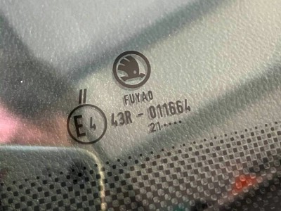 Установка лобового стекла Skoda Rapid -