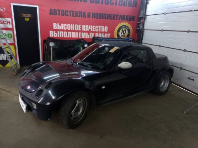 Установка лобового стекла Smart Roadster -