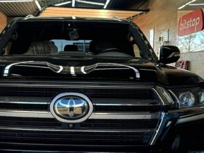 Установка лобового стекла Toyota Land Cruiser J200 2008-2020