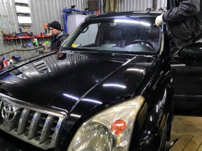 Установка лобового стекла Toyota Land Cruiser Prado 120 2003-2009