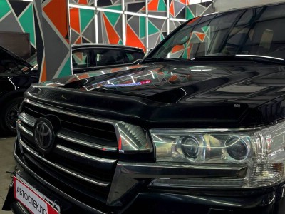 Установка лобового стекла Toyota Landcruiser 200 -