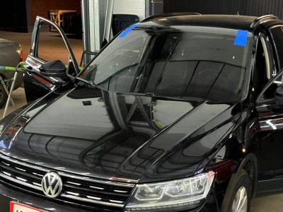 Установка лобового стекла Volkswagen Tiguan -