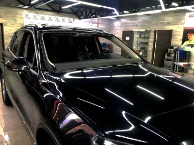 Установка лобового стекла Volkswagen Touareg 2010-2018