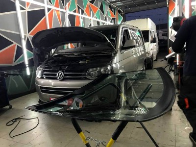 Установка лобового стекла Volkswagen Transporter 2009-