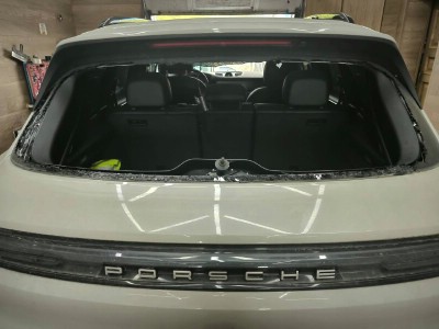 Установка заднего стекла Porsche Cayenne 2024-