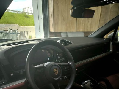 Установка заднего стекла Porsche Cayenne 2024-